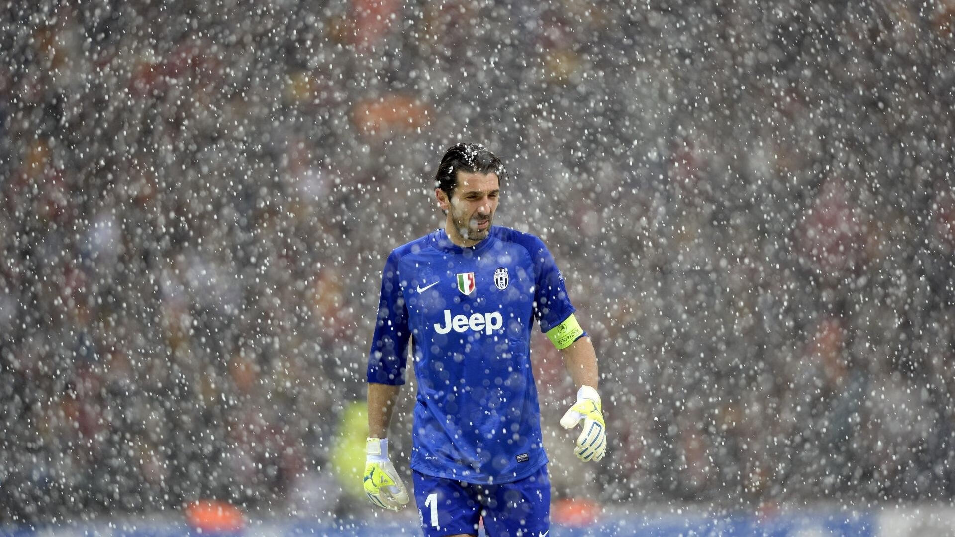 开云体育app-五大联赛是否提倡中前场球员持球强度训练应对逼抢，足球中场前锋